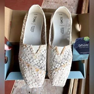Toms classic natural floral lace shoes